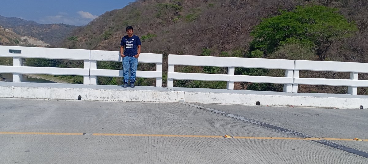 Brayan  Urias chutan 